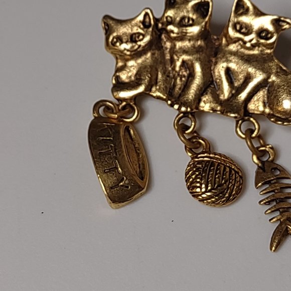 Cute Gold Tone 3 Kitten Dangle Brooch - Picture 4 of 9